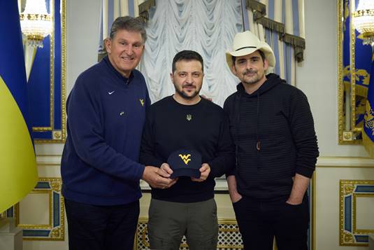 Manchin, country music star show support in Ukraine